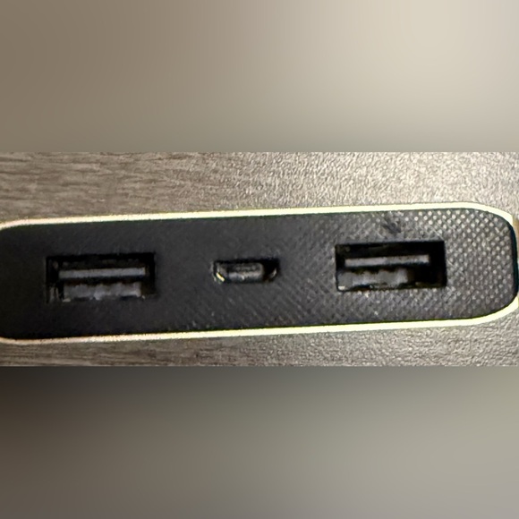 Gold Power Bank 10000mah with Digital Display - Picture 5 of 5